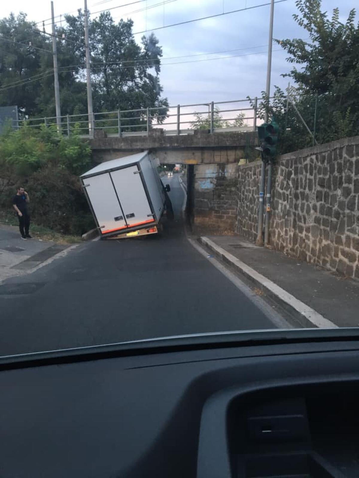 Furgoni incastrati sotto al ponte di via Ginestreto, disagi al traffico - 