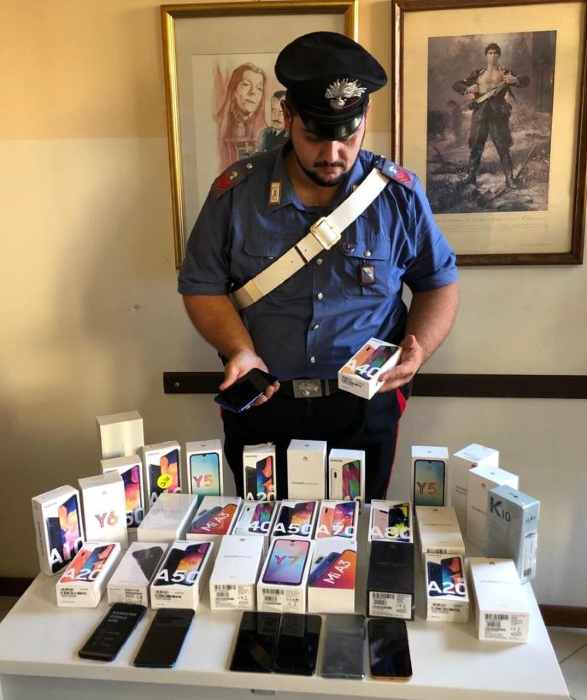 In 5 fanno razzia in un megastore di elettronica, i Carabinieri di Castel Gandolfo arrestano un componente della banda. - 