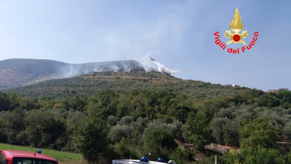 Incendio boschivo in atto a Roccasecca dei Volsci: divorati già 10 ettari di vegetazione. Vigili del Fuoco al lavoro. - 