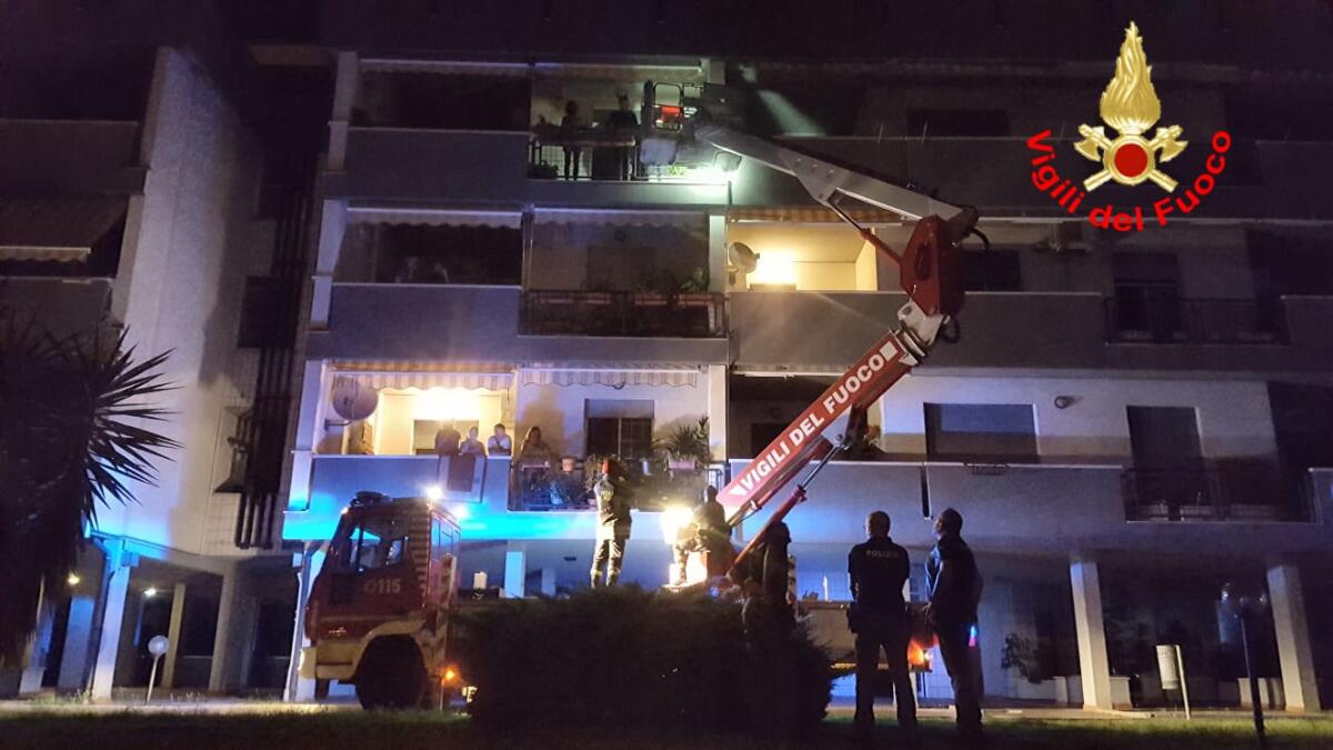 Violento incendio in una palazzina di via Geminiani a Latina: gravemente ferite una donna e la figlia di 9 anni. - 