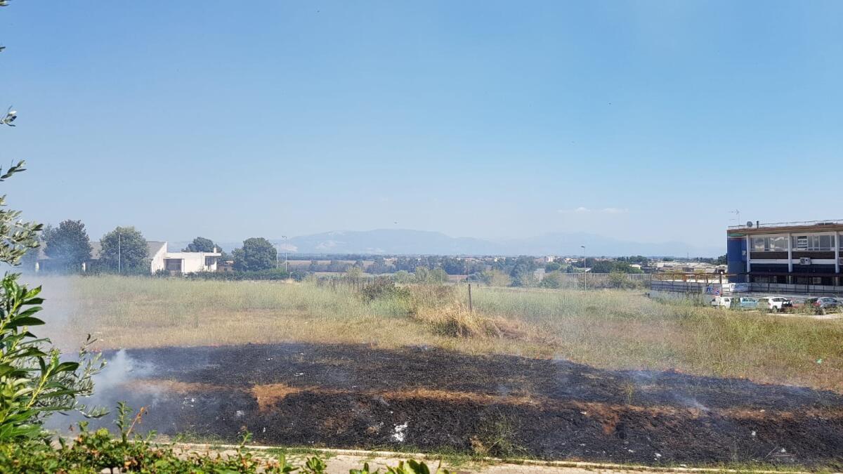Incendio in via Leopardi ad Aprilia, fiamme vicino alla scuola Pirandello - 