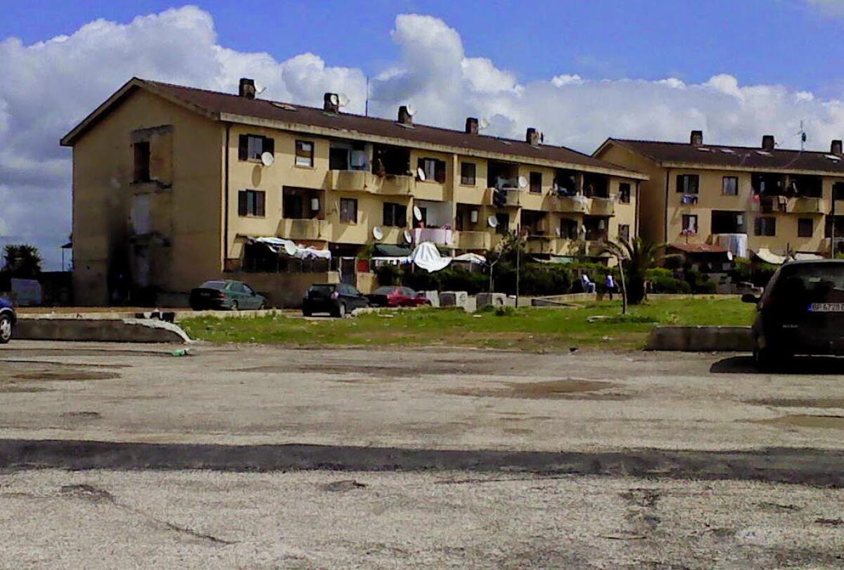 Incendio a Le Salzare ad Ardea, bruciano rifiuti - 