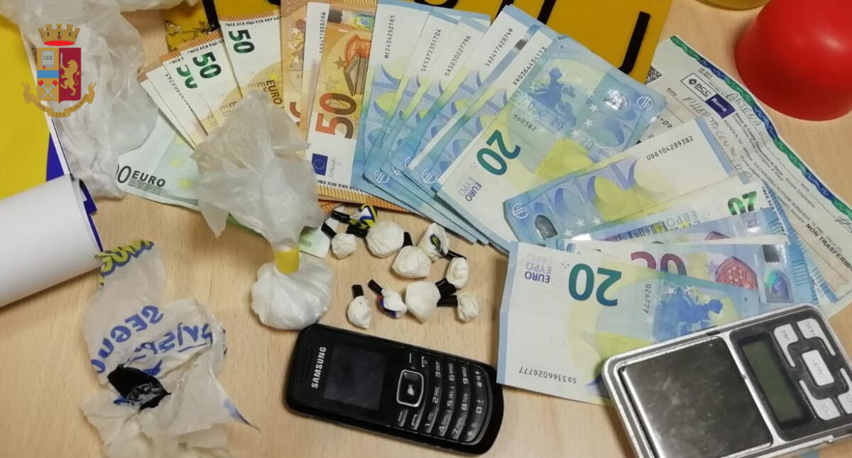 Un arresto ai Castelli per droga e riciclaggio: la Polizia sequestra 2 macchine agricole e cocaina. - 