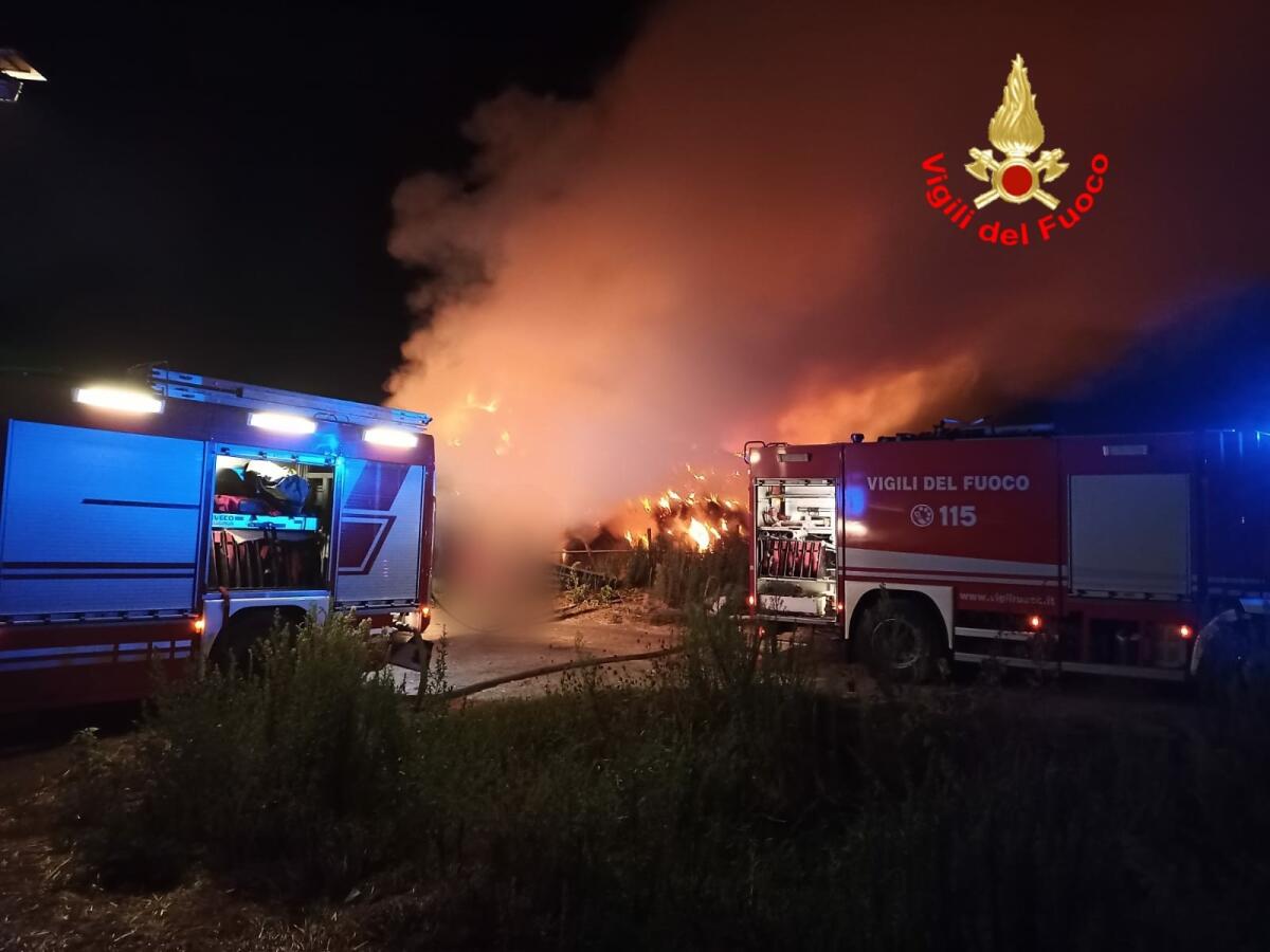 Fienile in fiamme in piena notte sulla via Migliara 50, a Pontinia. - 