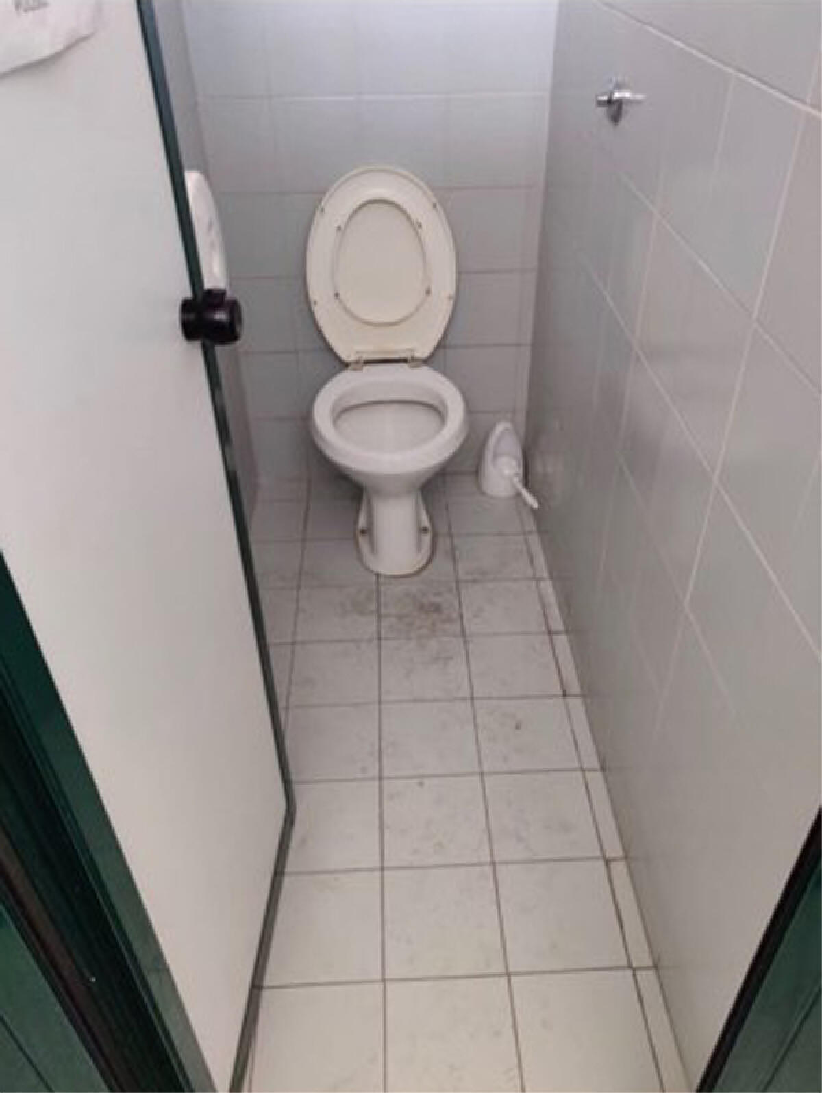 Bagni e locali sporchi da settimane: la biblioteca comunale “Manzù” di Aprilia in balia dell’incuria. - 