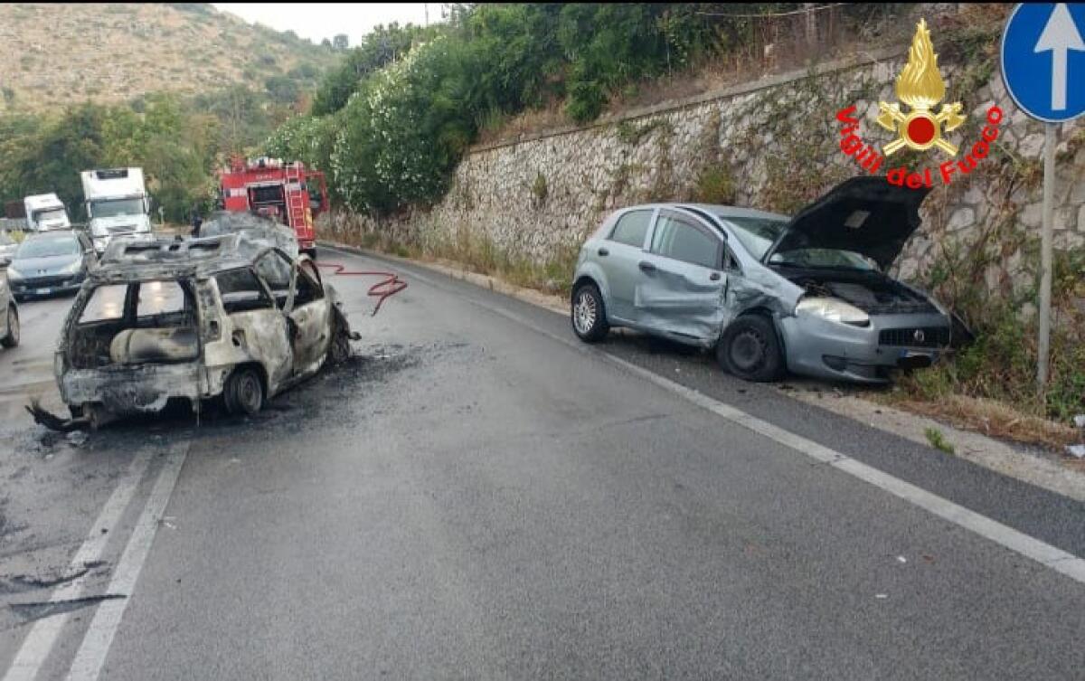 Auto in fiamme sulla via Flacca, a Gaeta, dopo un incidente: intervento dei vigili del fuoco. - 