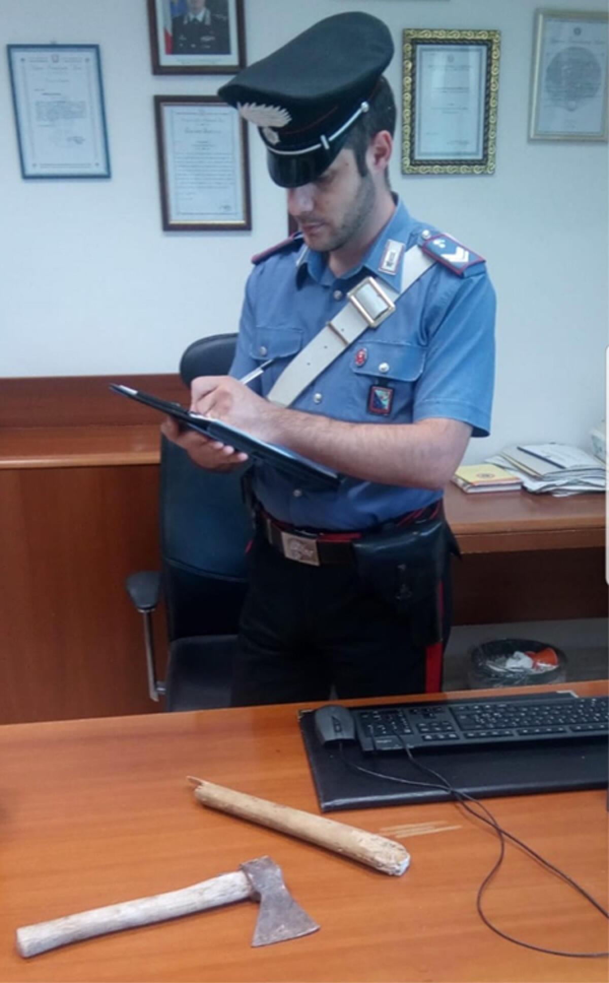 Minaccia il padre e gli distrugge casa con un’ascia. 23enne di Sezze in manette. - 