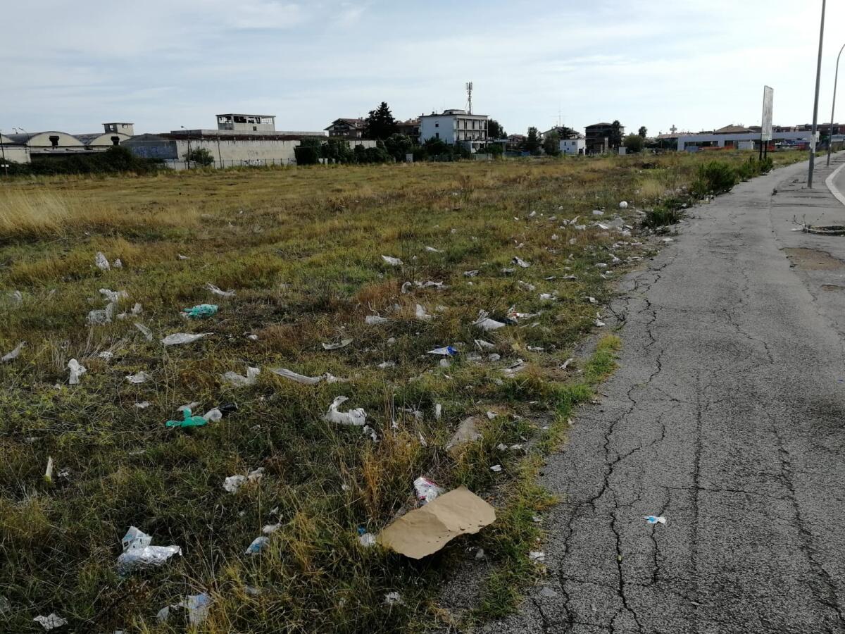 "Rifiuti nell'area del mercato ad Aprilia, dove sono i controlli?" - 