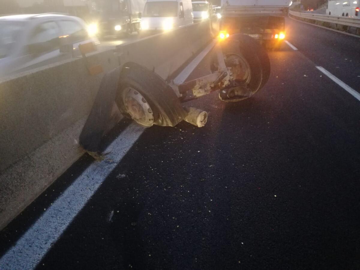 Un mezzo pesante perde il terzo asse in strada: Pontina bloccata per quasi due ore a Pomezia. - 