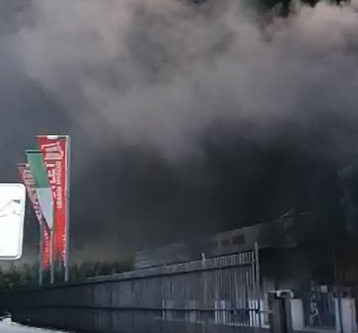 Spaventoso incendio ad Ardea: capannone distrutto dalle fiamme - 