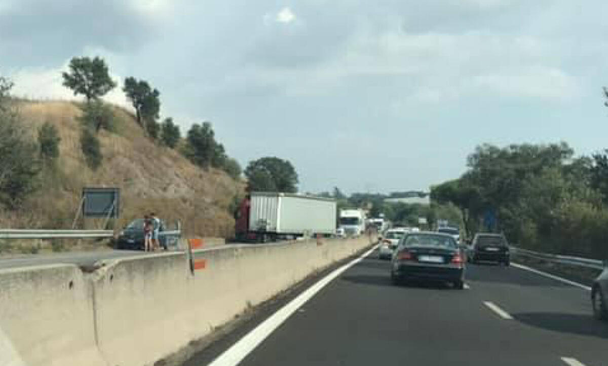 Pontina, tir di traverso verso Roma all'altezza di Ardea - 