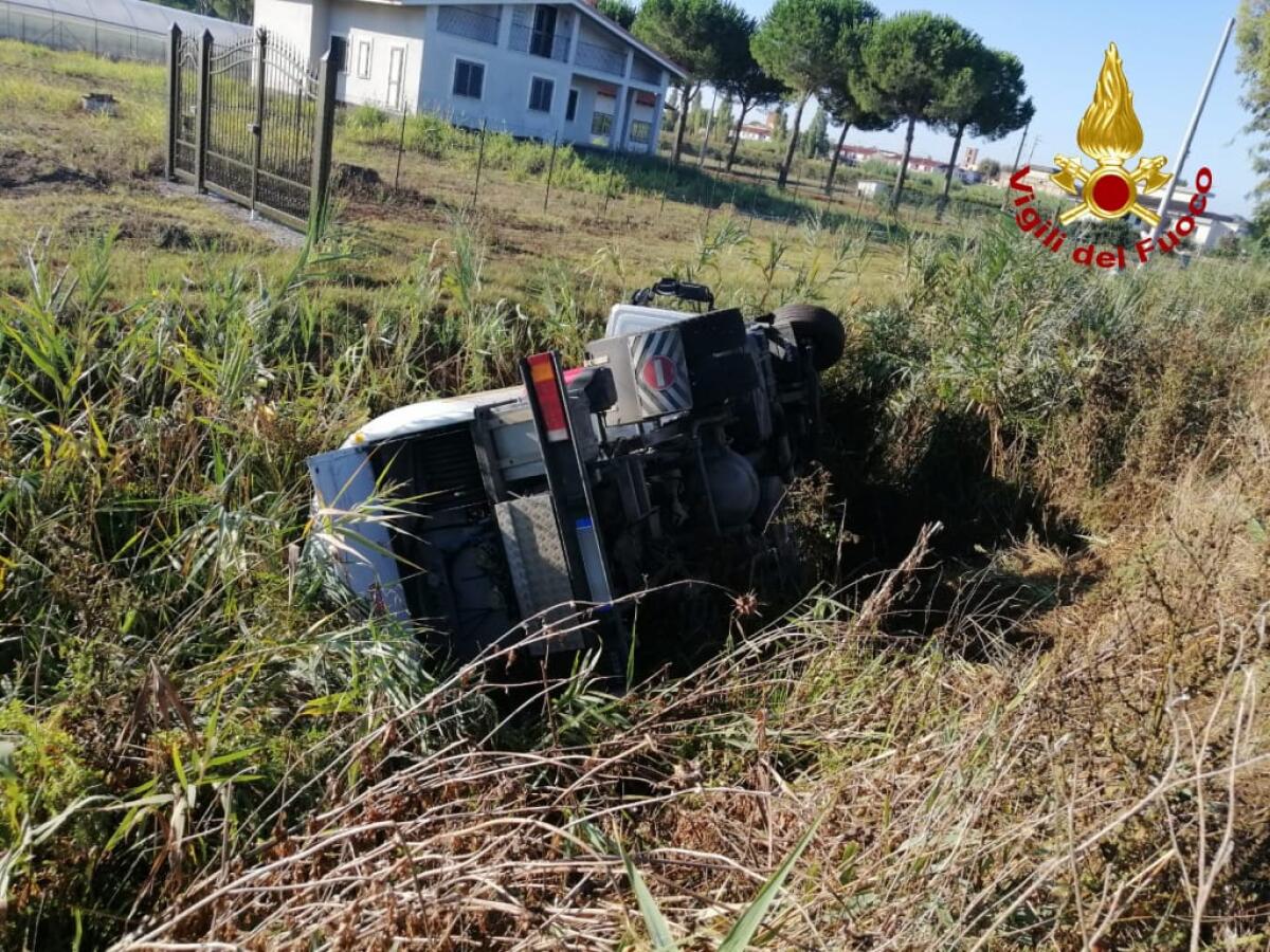 Scontro tra un’autocisterna che trasportava Gpl ed un’auto a Terracina, sulla Migliara 58. Strada chiusa per ore per il travaso. - 