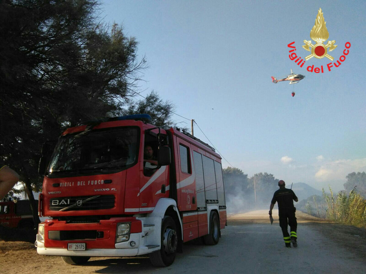 Incendio a Fondi in un fienile - 