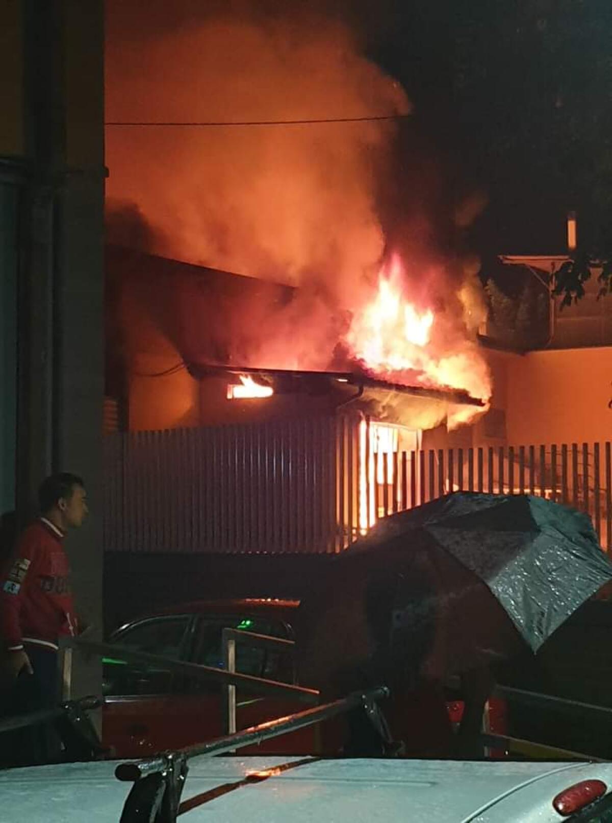 Falegnameria in fiamme nella notte a Velletri: si indaga sulle cause. - 