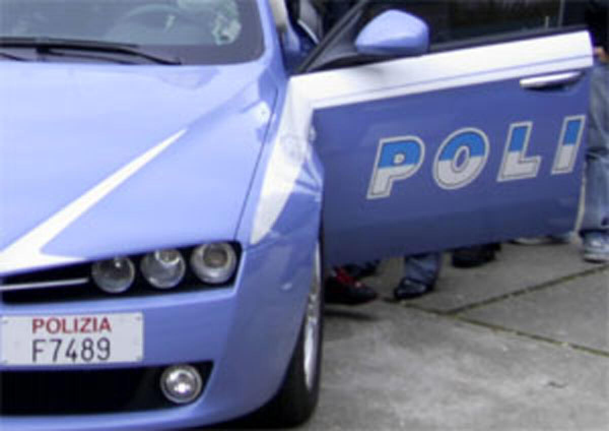 In commissariato con le forbici aggredisce 2 poliziotti, denunciata - 