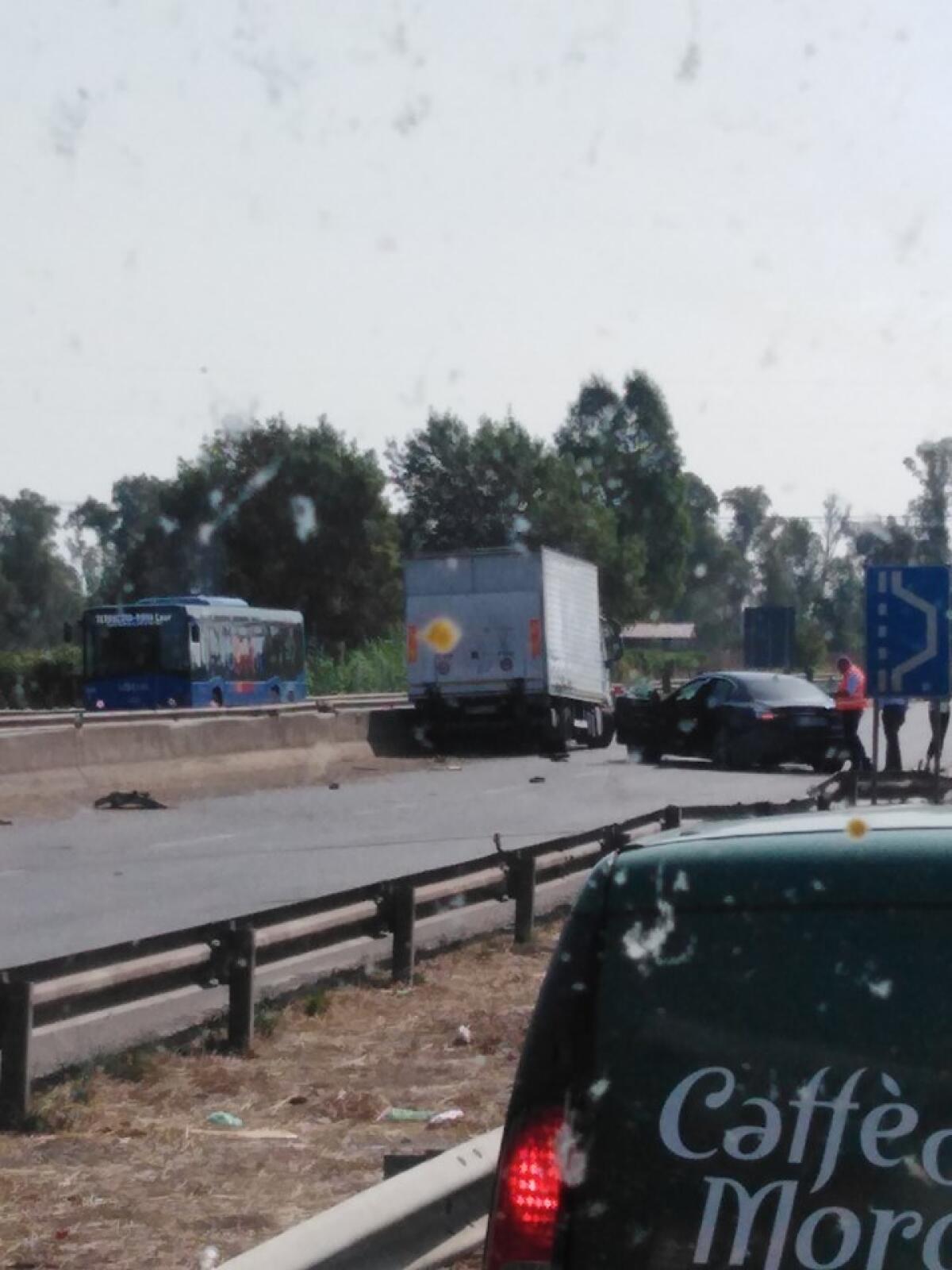 Maserati tampona un tir sulla Pontina, a Latina - 