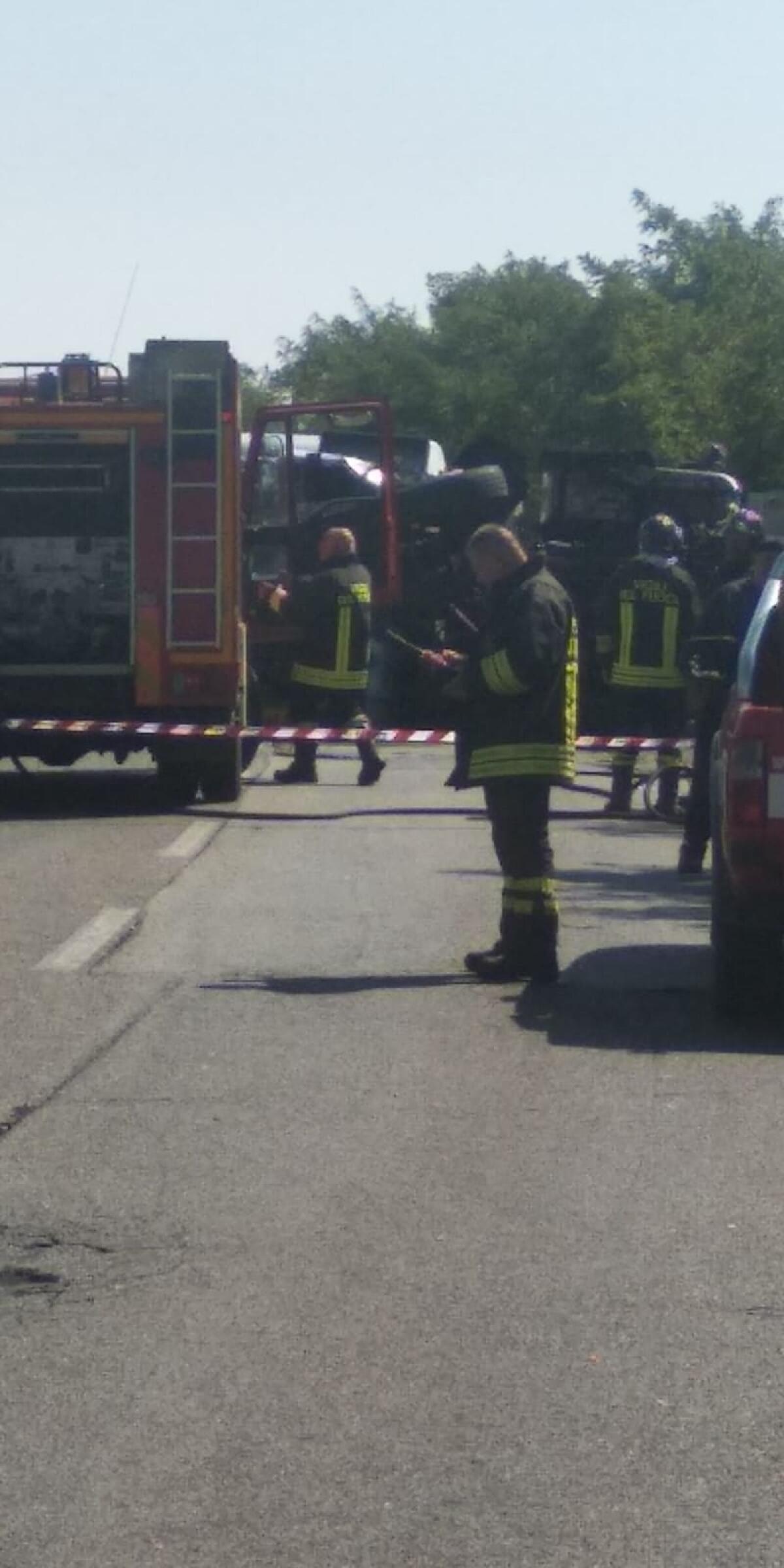 Un mezzo pesante si ribalta sulla Pontina: code chilometriche a Castel Romano, viene chiuso un tratto di strada. - 