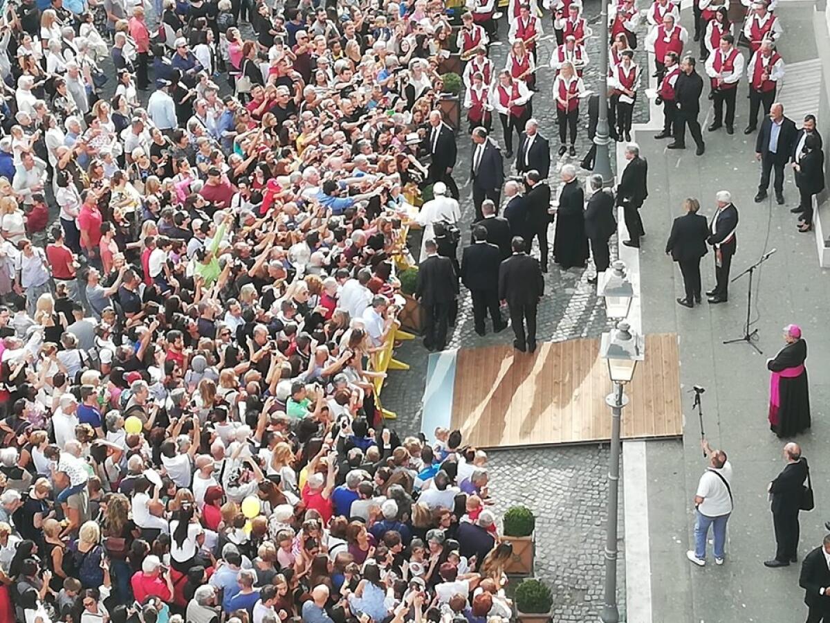 Una folla emozionata accoglie Papa Francesco ad Albano - 