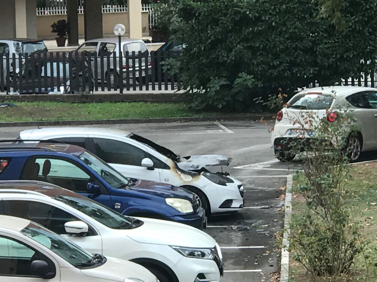 Aprilia - Auto in fiamme in un'area condominiale di via Giustiniano - 