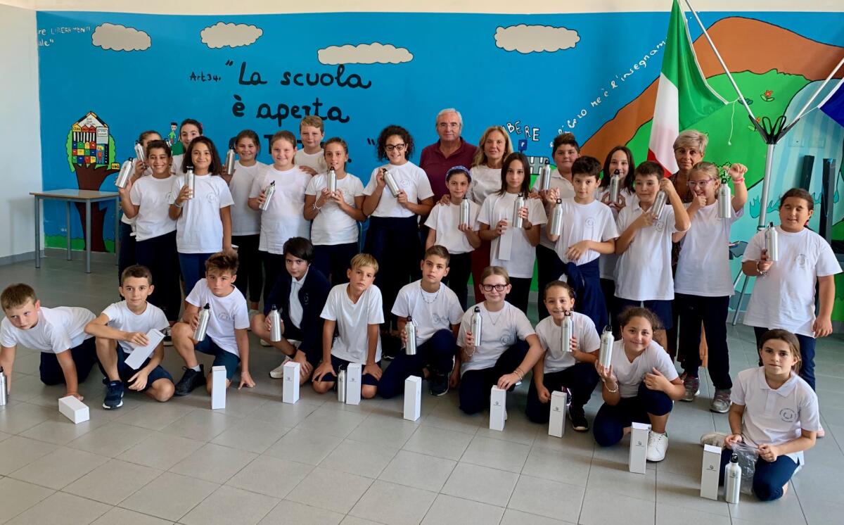 Giardini di Ninfa, in regalo le borracce per gli studenti della scuola di Doganella - 