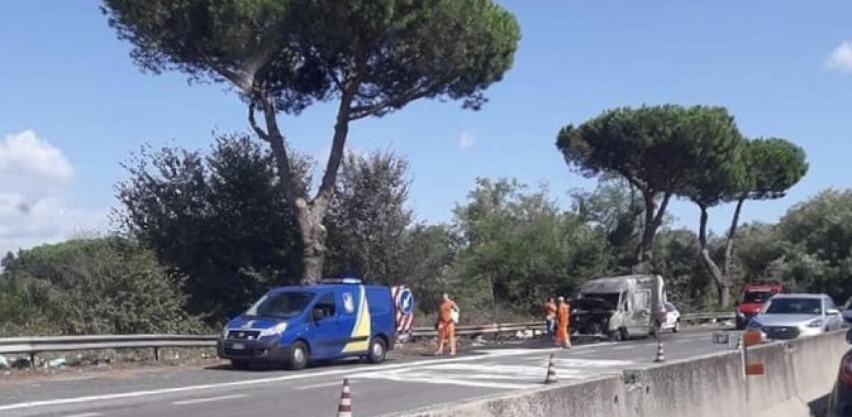 Furgone in fiamme sulla Pontina, traffico paralizzato - 