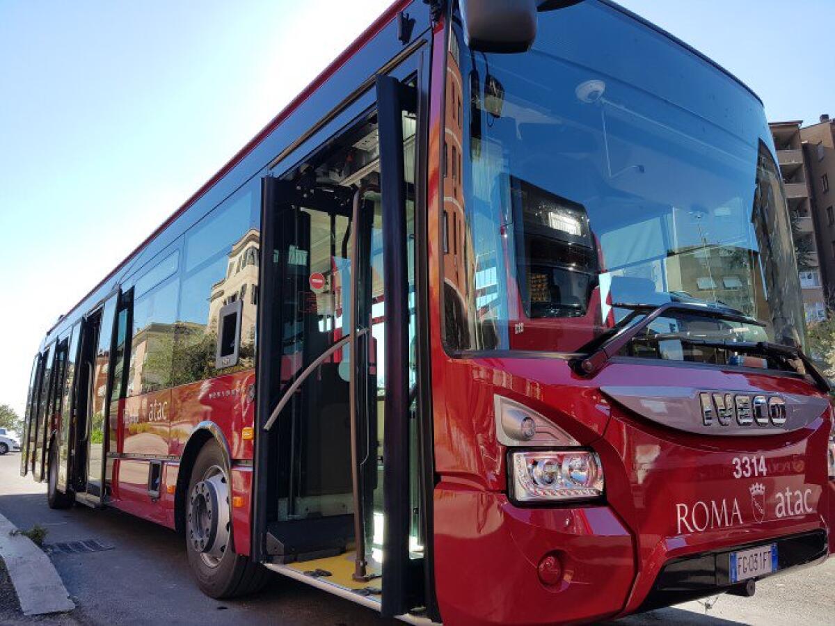 Senza biglietto sul bus, fermate da un falso controllore che gli chiede 50 euro - 