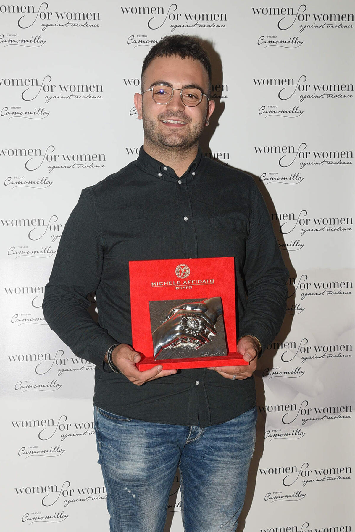 Il giovane autore e cantante di Latina Manuel Finotti premiato a Women for Women against Violence - 