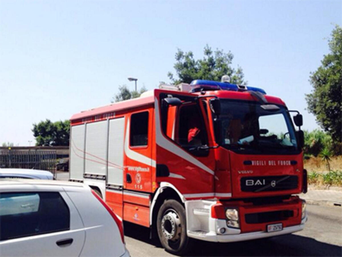 Incendio al portone di un'abitazione a Sezze, donna presa di mira da una baby gang - 