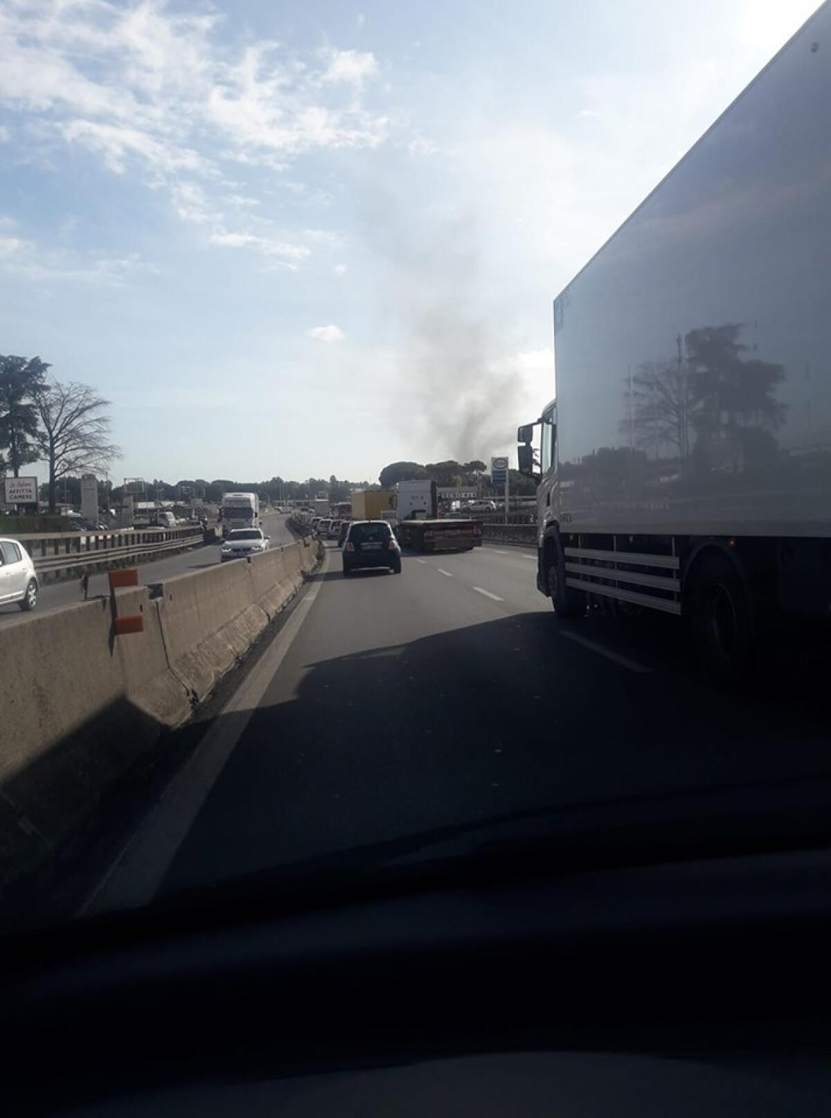 Veicolo in fiamme sulla Pontina, traffico paralizzato - 