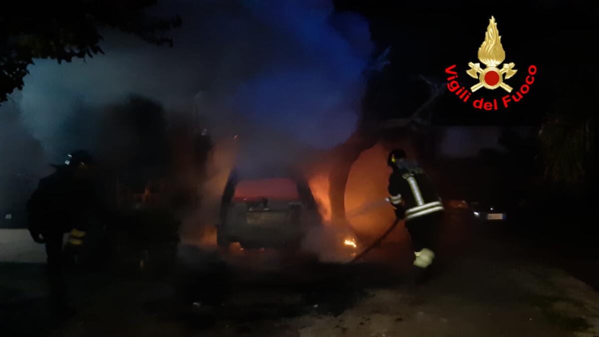 Auto in fiamme all’alba a San Felice Circeo, intervengono i Vigili del Fuoco: ignote le cause. - 