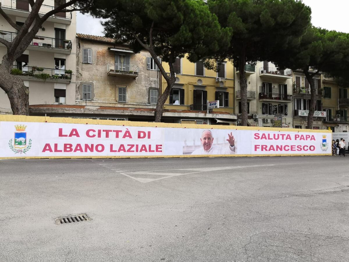 ALBANO - Un incivile imbratta lo striscione dedicato a Papa Francesco. - 