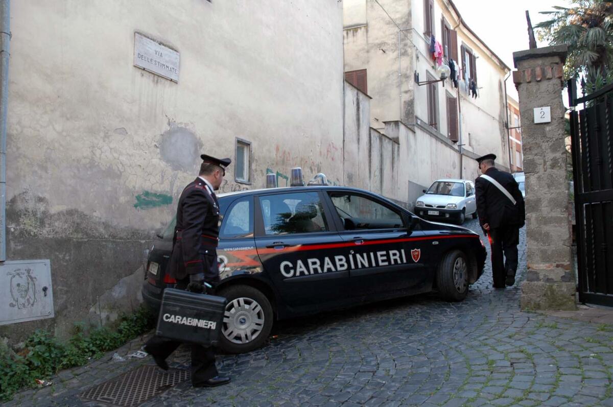 Colpo con l’auto-ariete alla tabaccheria/enoteca di via San Carlino, a Genzano. - 
