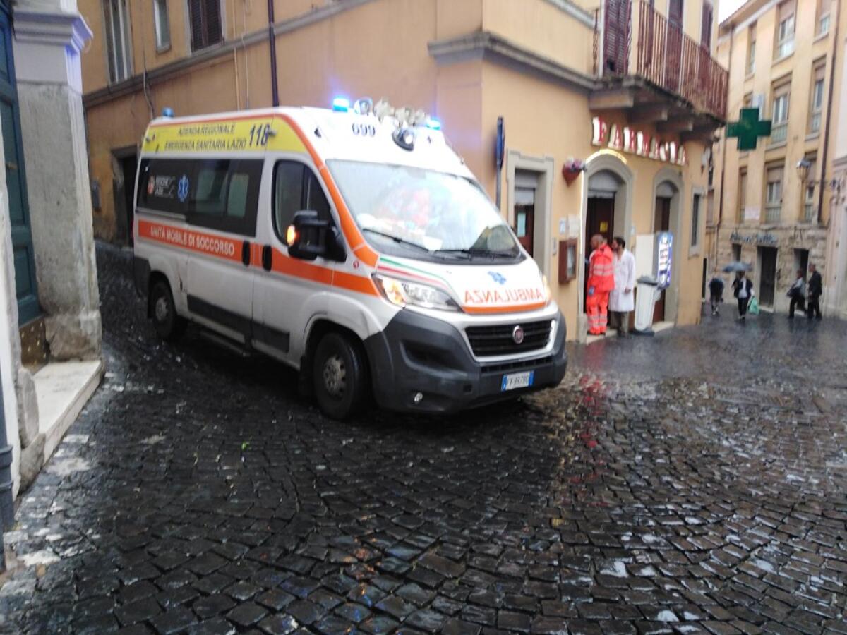 Velletri, accusa un malore in farmacia: soccorso in tempi record - 