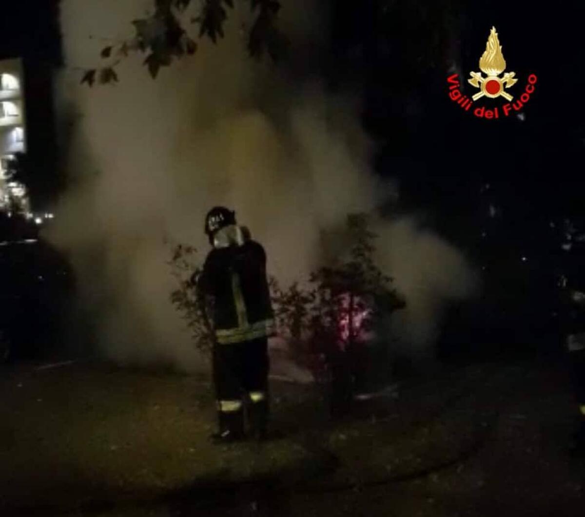 In fiamme l'auto della presidente del comitato di Bella Farnia, si indaga sul dolo - 
