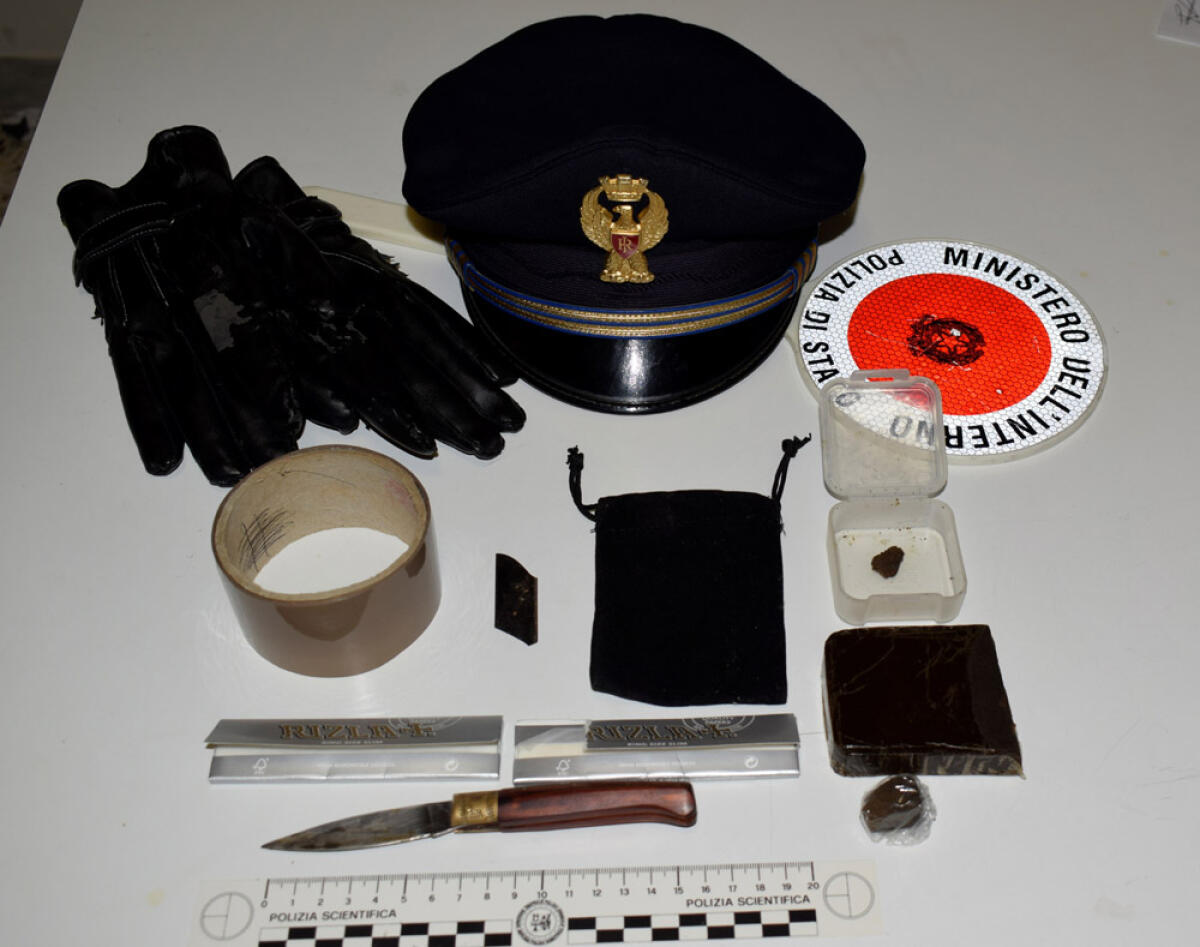 Un etto di hashish in auto, 22enne in arresto - 