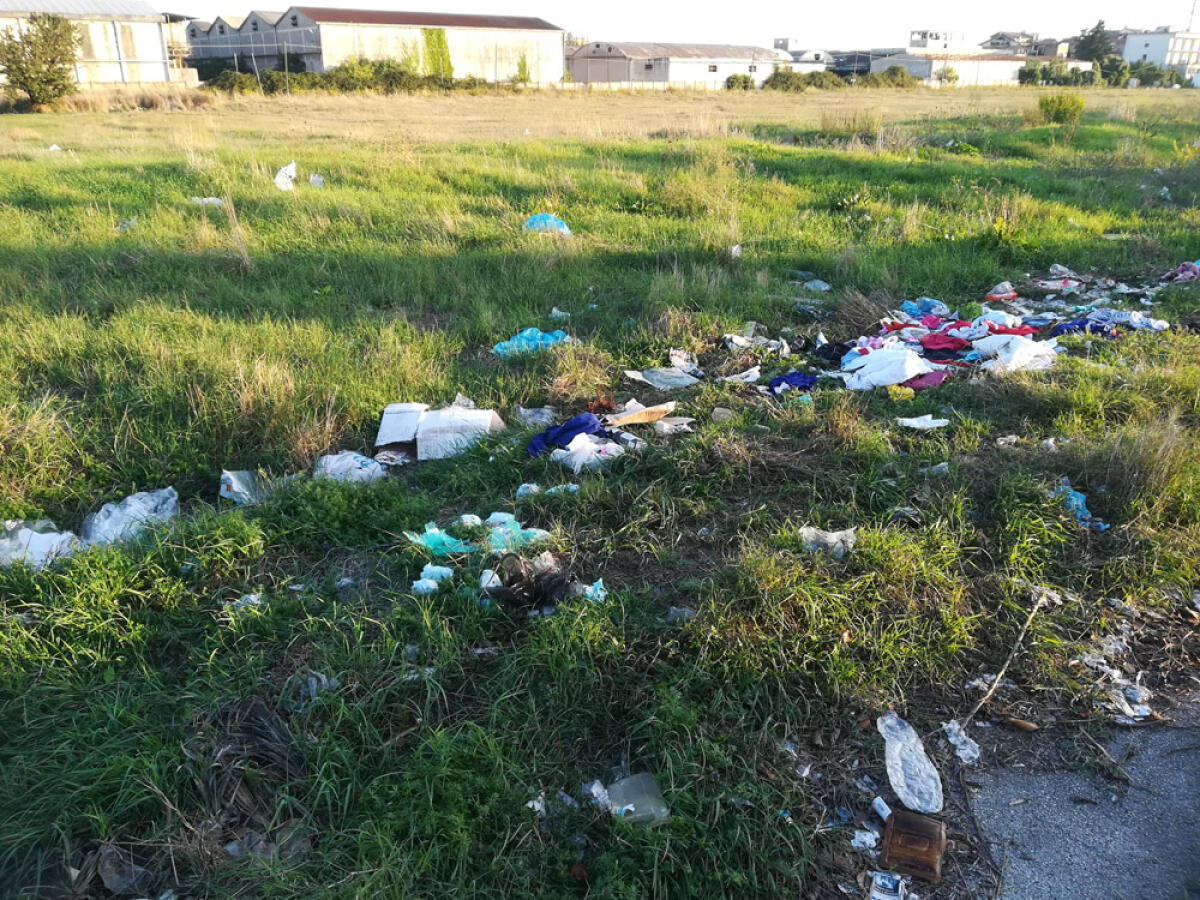 Aprilia, rifiuti nell'area del mercato: "Problema irrisolto" - 