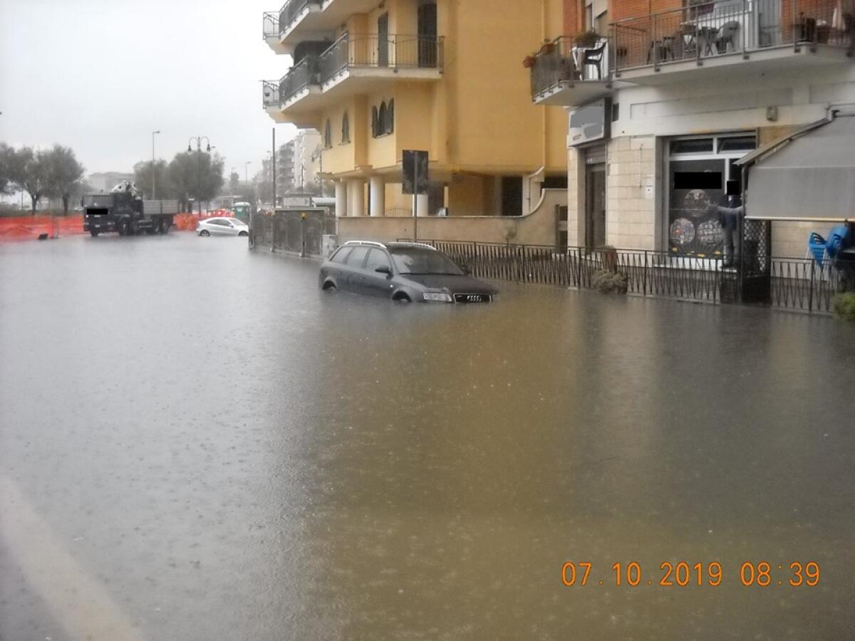 Piogge ed allagamenti a Nettuno, auto sott'acqua FOTO - 