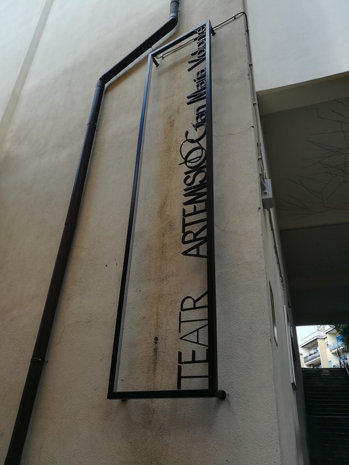 Velletri, vandali danneggiano l'insegna del Teatro - 