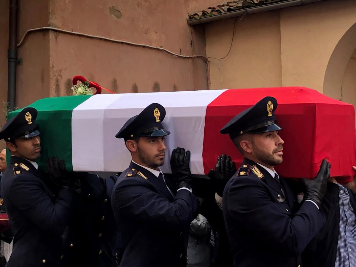 Oggi a Velletri lutto cittadino: folla commossa ai funerali dell'agente Matteo Demenego. VIDEO - 