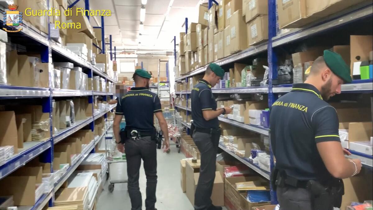 Astucci, quaderni e penne contraffatti: deposito clandestino sequestrato ad Aprilia - 