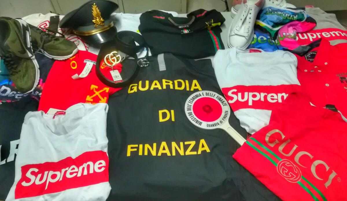 Latina - Abiti e accessori con griffe contraffatte, 9 mila prodotti sequestrati - 