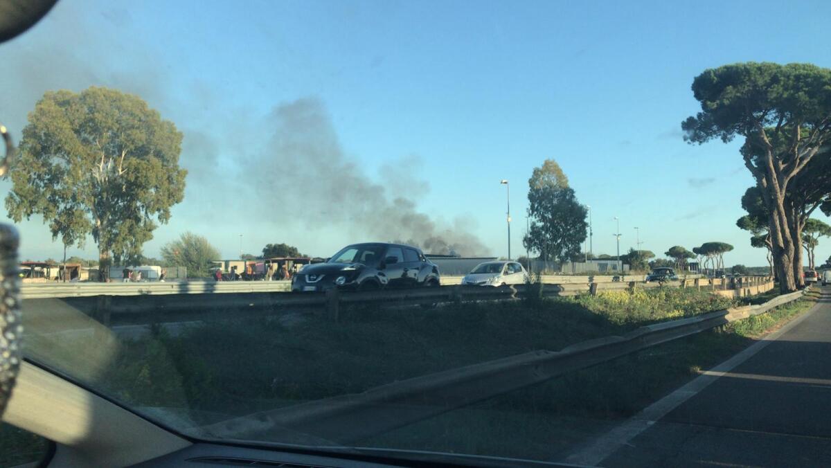 Incendio nel campo rom di Castel Romano - 