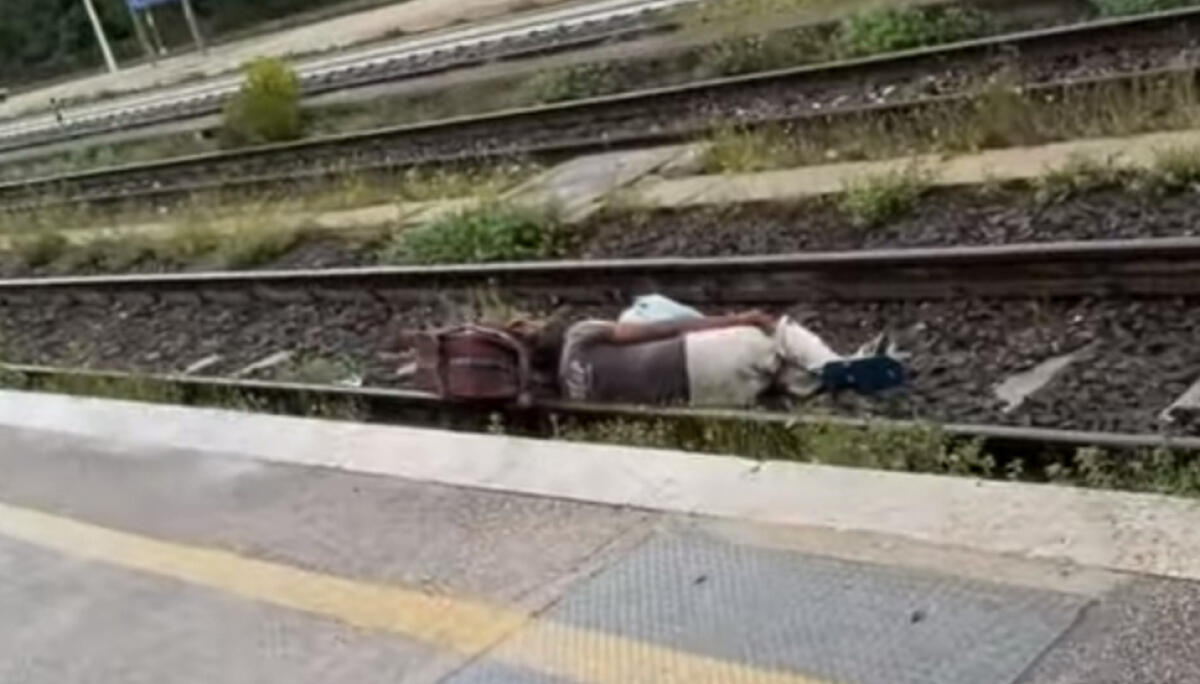 Bracciante disperato si sdraia tra i binari, "Ecco i risultati del caporalato" - 