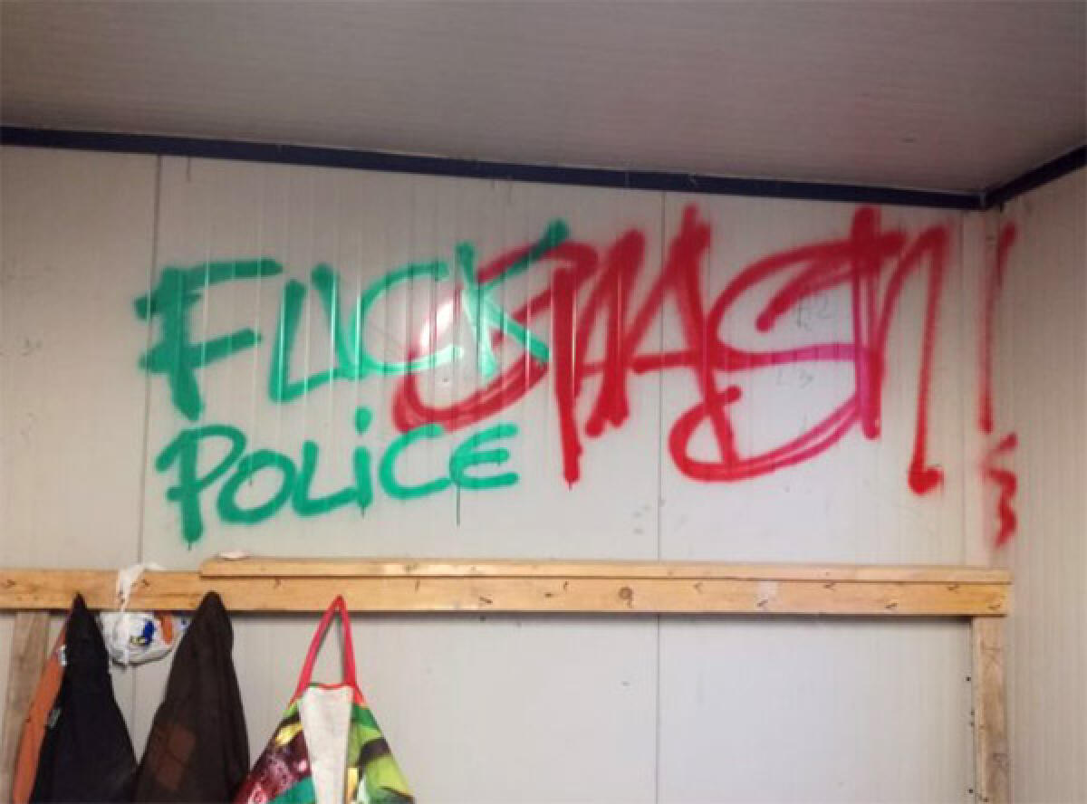 Raid nelle palazzine destinate agli alloggi per le forze dell’ordine, a Latina Scalo: scritte contro la Polizia. - 