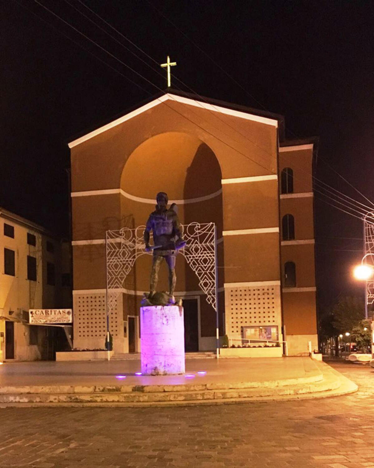 Ottobre Rosa, ad Aprilia la statua di San Michele si illumina - 