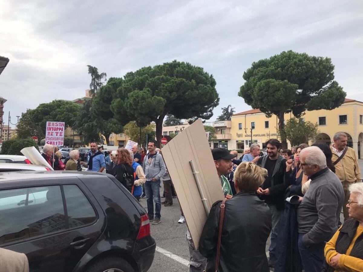 Aprilia - Periferie in piazza per le opere incompiute, "Basta promesse inutili" - 