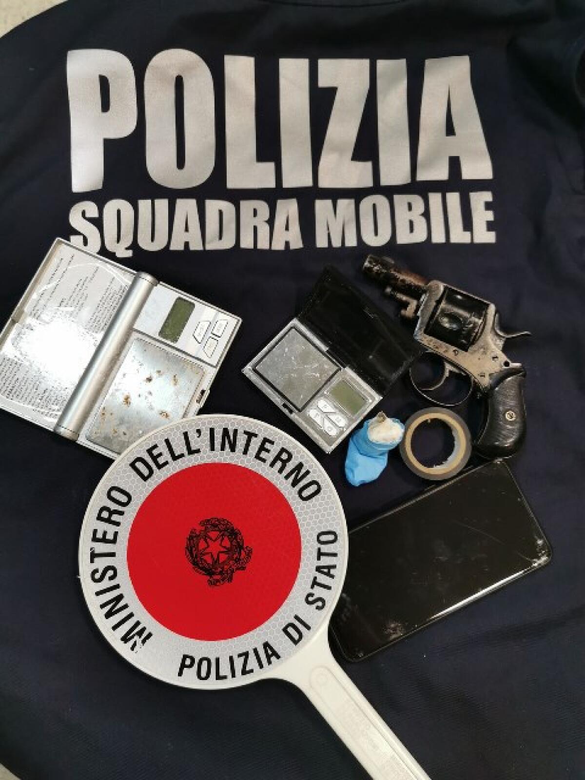 Deteneva in casa una pistola e cocaina: 20enne arrestato a Latina dagli agenti della Mobile. - 