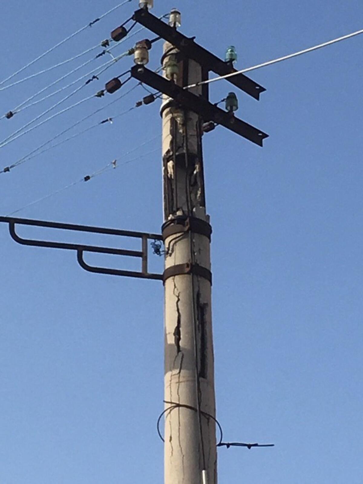 Aprilia, pali della luce pericolosi in via Nettunense: "Rischiano di crollare" - 