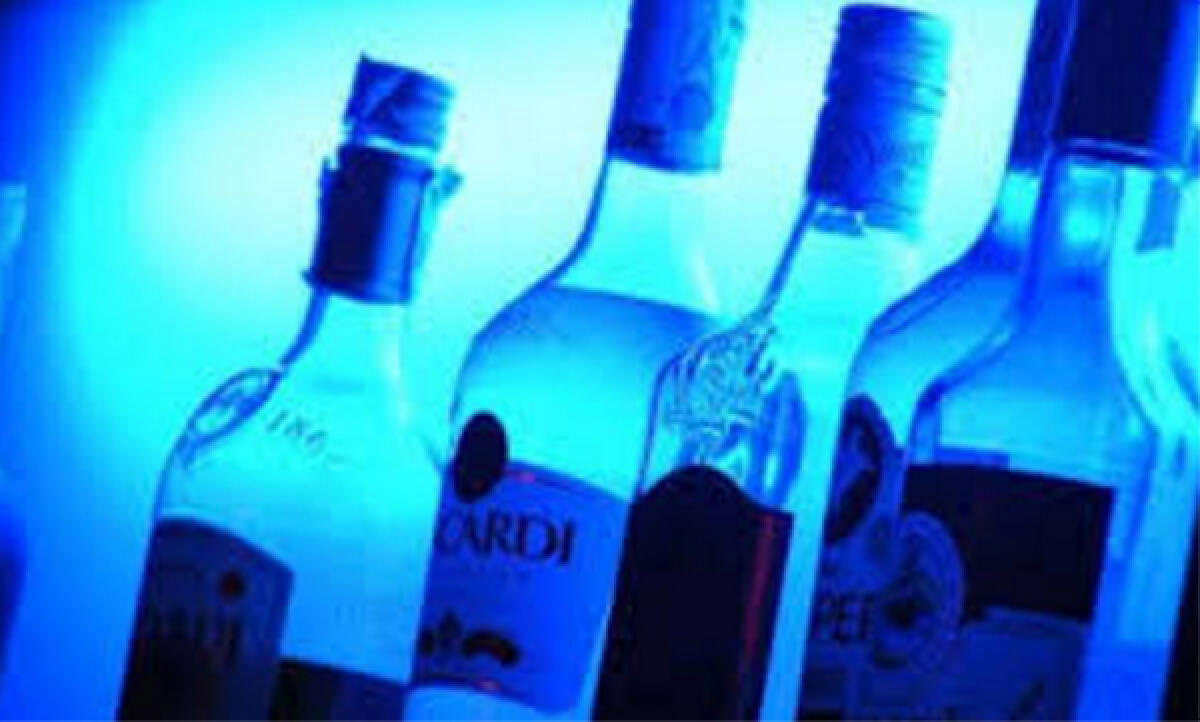 Pretende alcolici senza pagare, denunciato per resistenza dai carabinieri - 