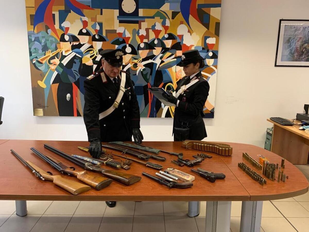 Armi clandestine e munizioni in casa, 50enne di Aprilia in arresto - 